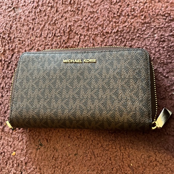 Michael Kors Crossbody matching purse/wallet - Picture 2 of 4